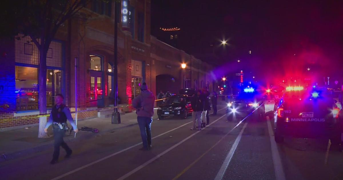 Man Points Gun At Minneapolis Police Officers During Foot Chase - Cbs 