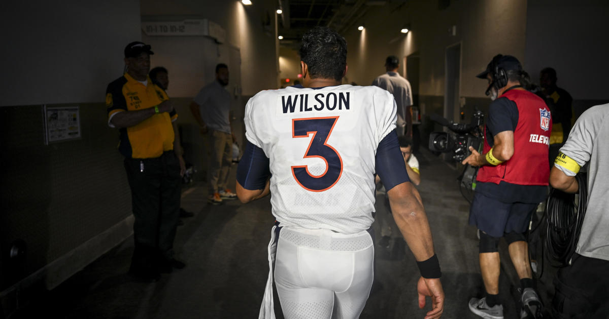 Broncos QB Russell Wilson injures hamstring in loss to Chargers on