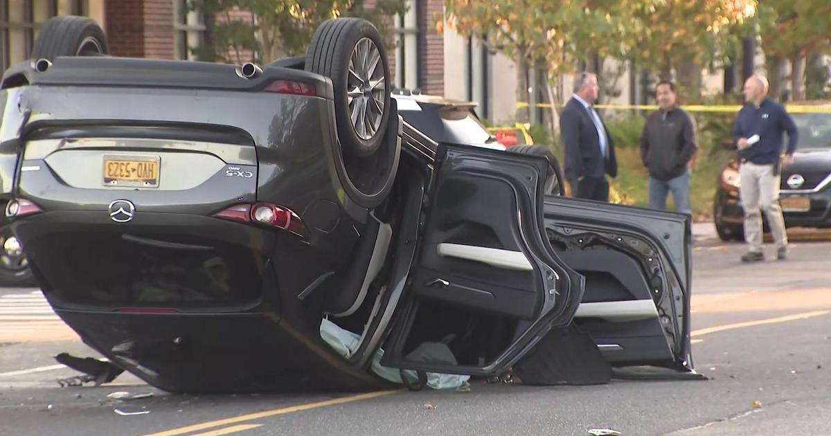 4 Police Officers, 2 Others Hurt In Crash On Long Island - CBS New York