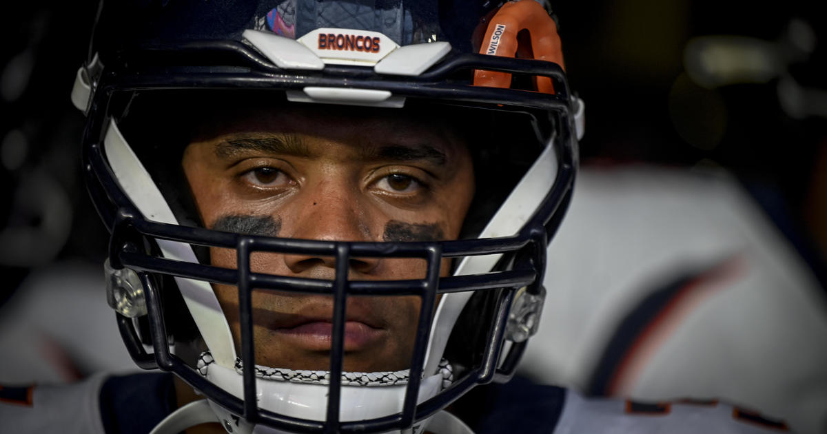 Broncos QB Russell Wilson injures hamstring in loss to Chargers on