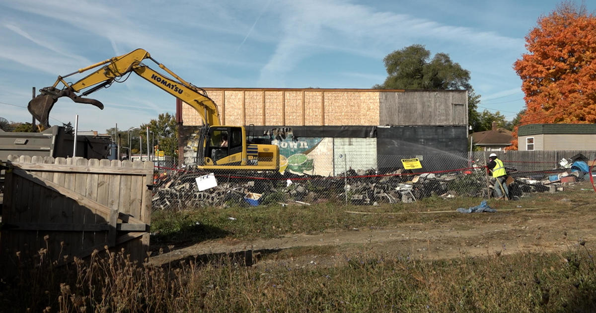 Demolition fails to bring down former home of Detroit Lions 