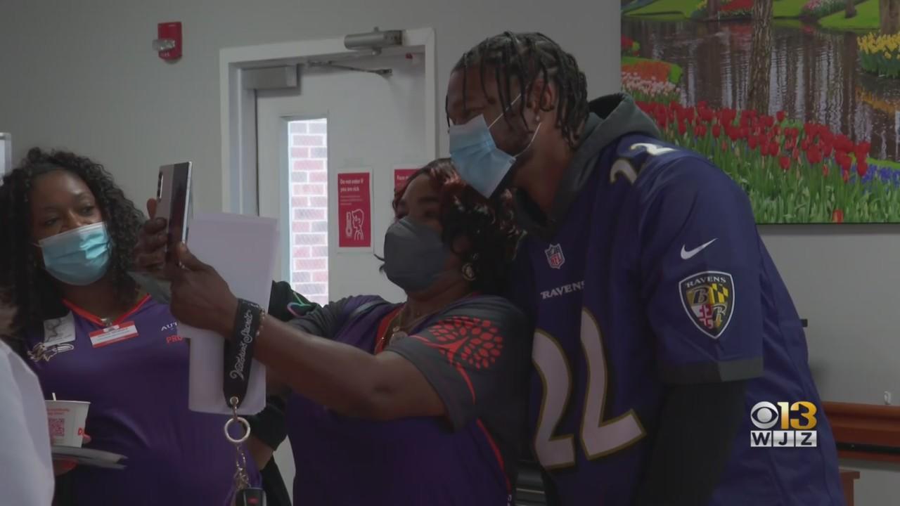 Former Ravens crash Bingo game at Crofton nursing home - CBS Baltimore