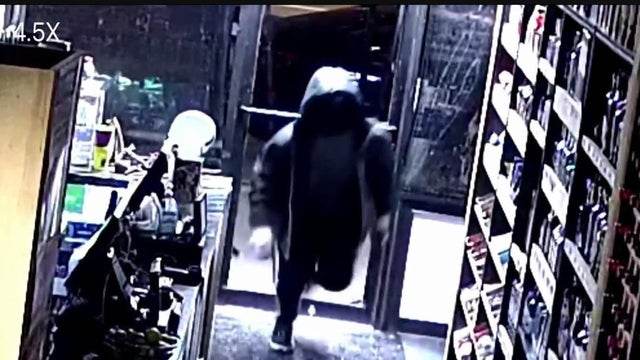 Robbers take $10,000 worth of liquor 