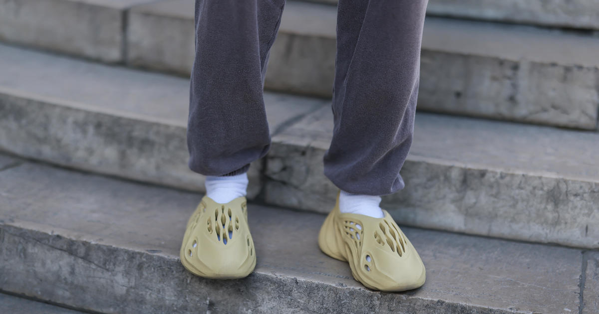 krog vejr galleri Sneakerheads snap up Yeezy shoes after Adidas walks away - CBS News