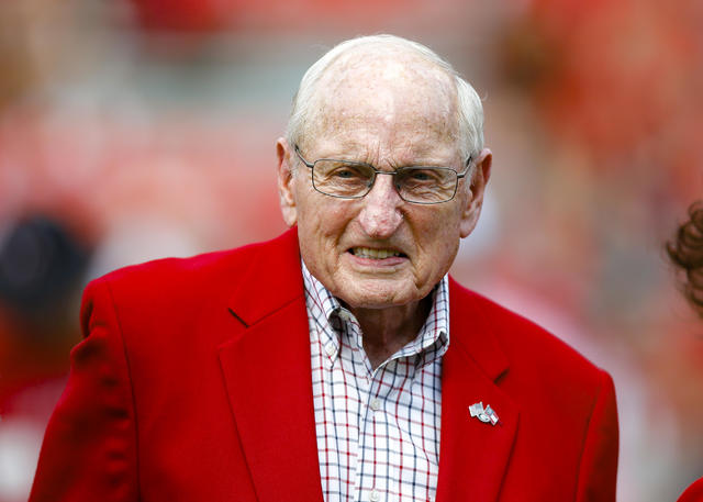 Vince Dooley, legendary Georgia football coach, dies at 90 - CBS News