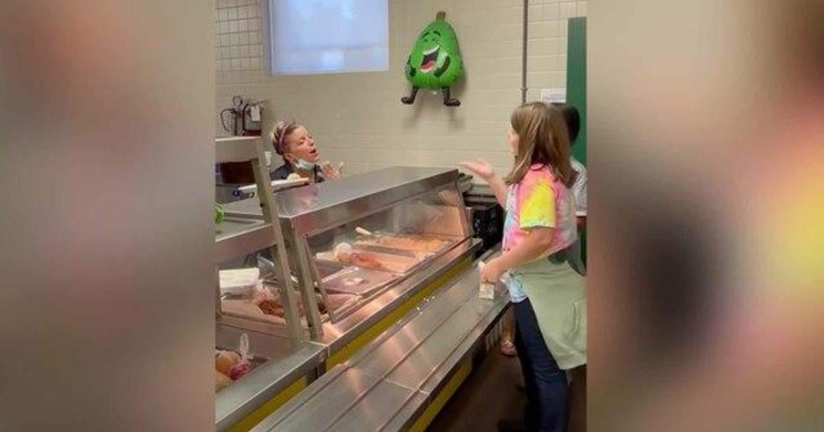 students-learn-how-to-sign-to-cafeteria-worker-who-is-hard-of-hearing