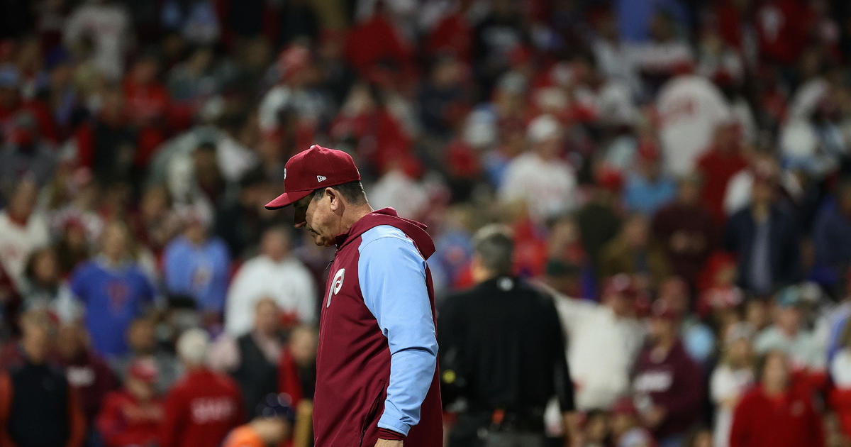 Phillies' Rob Thomson ejected after arguing about resetting pitch clock