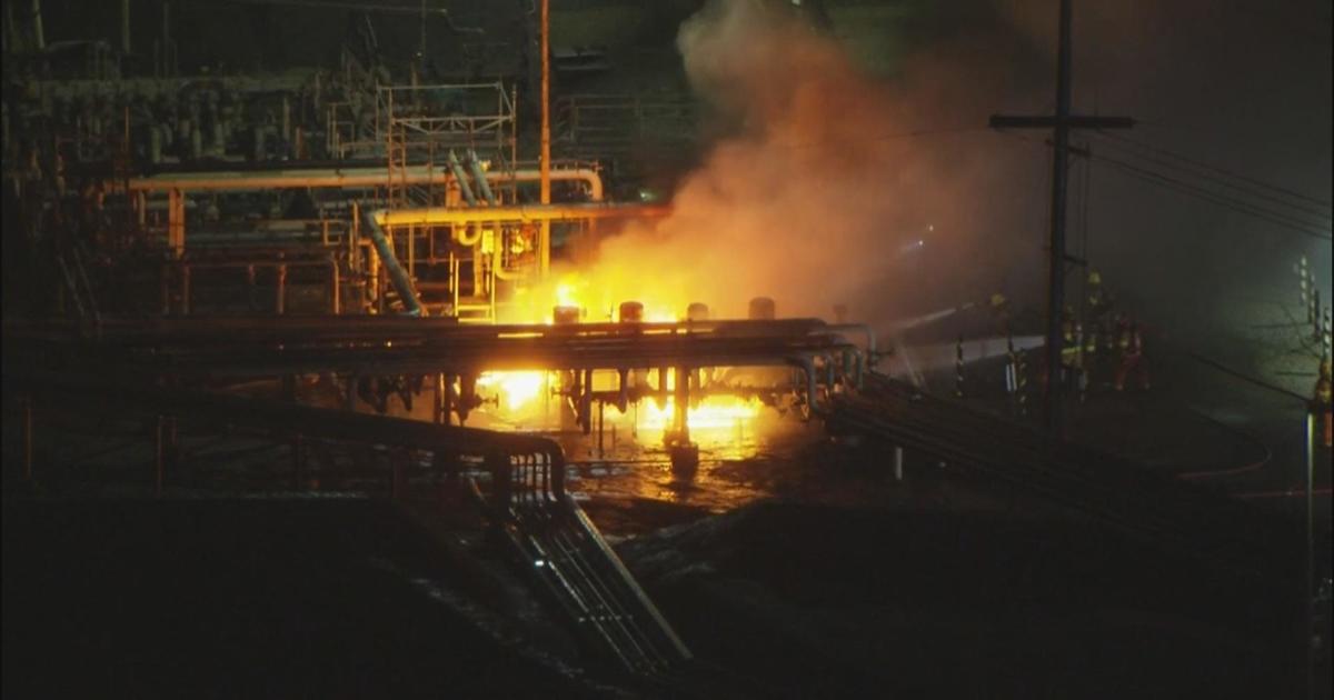 Crews work to put out fire at Chevron oil refinery in El Segundo - CBS ...