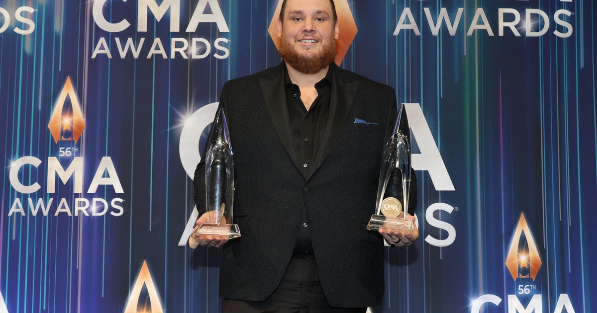 Luke Combs grabs top honors at CMAs for second straight year