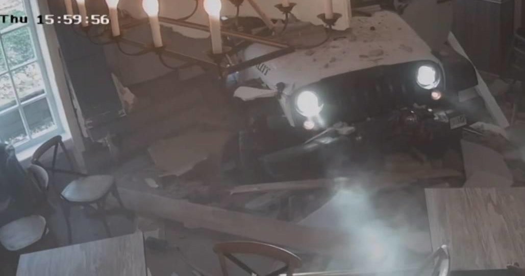 Driver crashes Jeep into Yorktown Heights restaurant, no serious