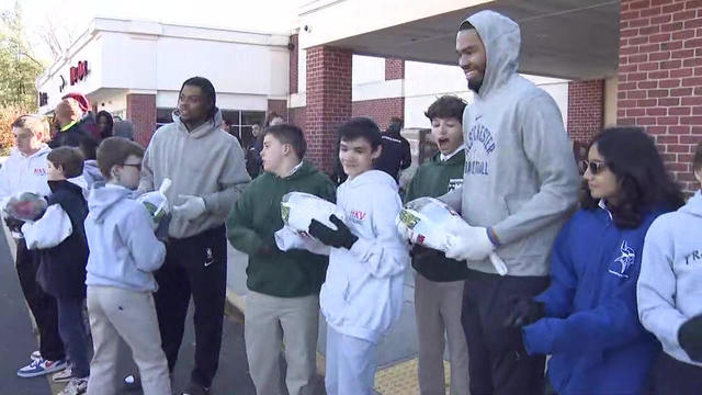 thanksgiving-turkey-distribution-westchester-knicks.jpg 