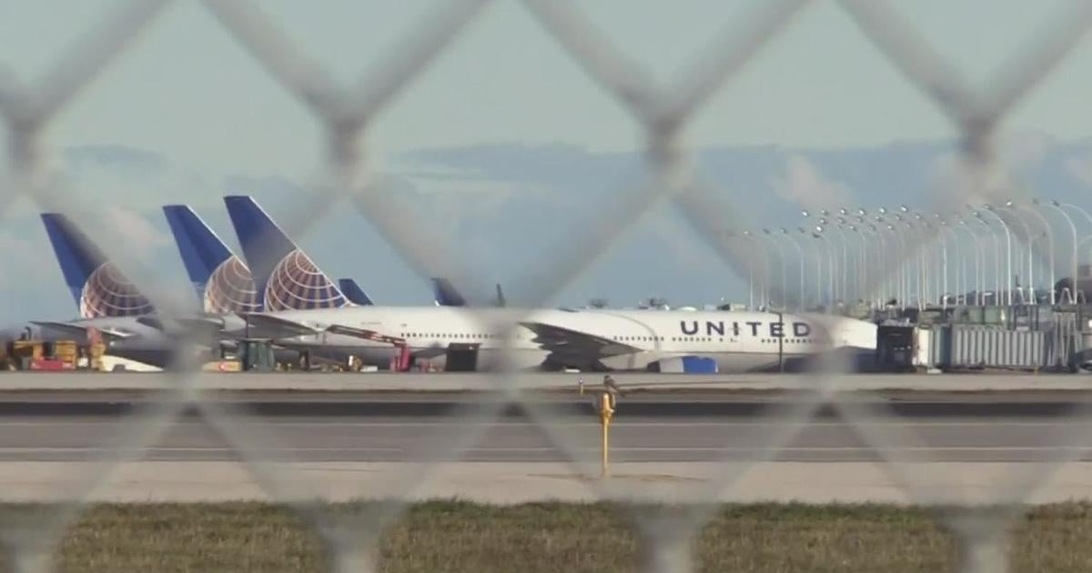 3 hospitalized after 'disturbance' on plane at O'Hare - CBS Chicago