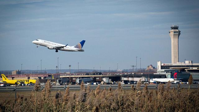 Man with loaded gun in carry-on arrested at Newark airport on Thanksgiving