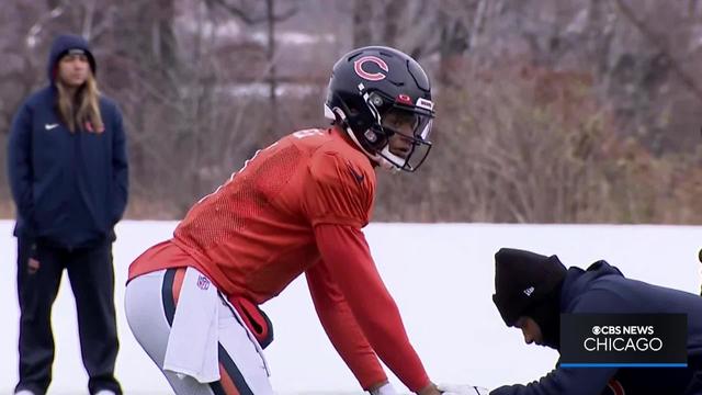 Justin Fields injury: Bears QB playing through leg cramps in Week 15 vs.  Eagles - DraftKings Network