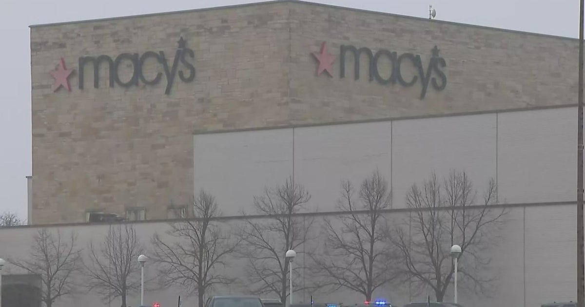 Police search for suspects in armed robbery of Calumet City mall that