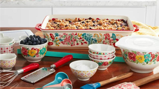 Pioneer Woman Dishes Deals  14-Piece Baking Set Just $19.96!