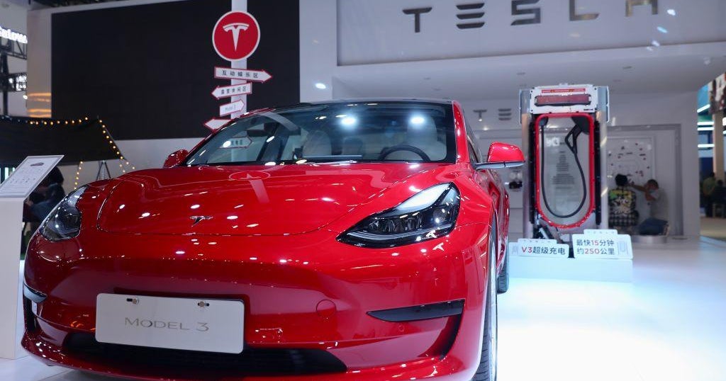 Tesla 3 gets more than a quarter-million orders - CBS News