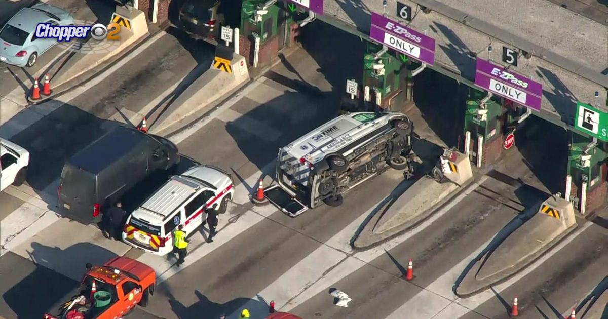 Ambulance Crashes Overturns At Garden State Parkway Toll Plaza Cbs