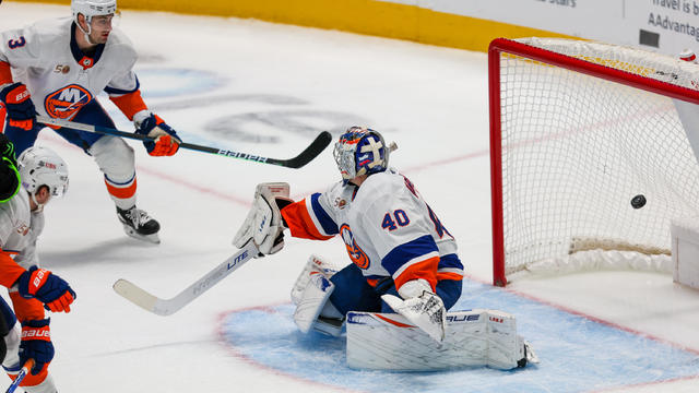 New York Islanders Goalie Semyon Varlamov (40) gives up a goal during the game between the New York Islanders and the Dallas Stars on November 19, 2022 at American Airlines Center in Dallas, TX. 