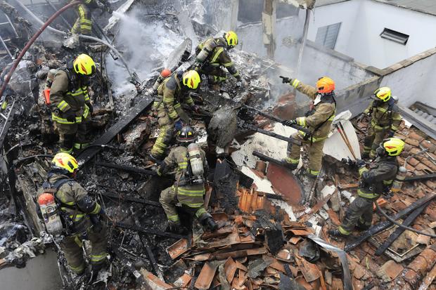 Plane crashes in Colombian neighborhood, killing 8 people and destroying 7 homes