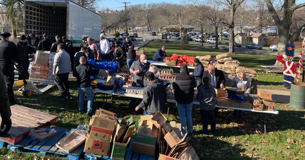 Police team up with Walmart to hand out Thanksgiving dinners to