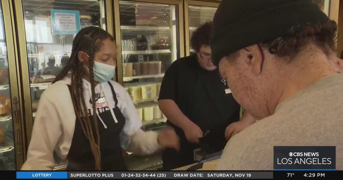 last-minute-shoppers-encounter-high-price-tags-on-thanksgiving-eve