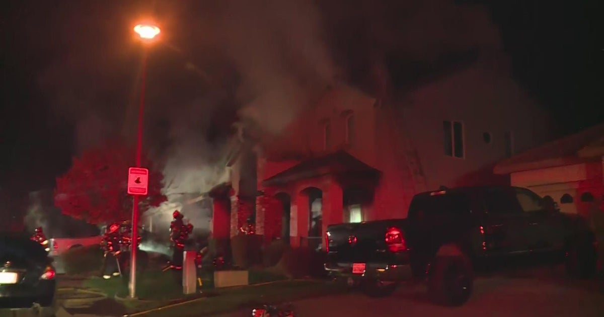 Thanksgiving Sacramento house fire leaves six people with no home - CBS ...