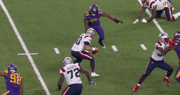 Danielle Hunter trips Mac Jones 