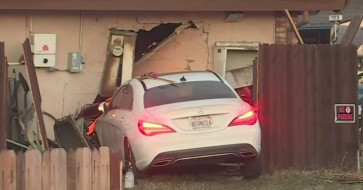 Driver arrested after allegedly leading Stockton police on chase, crashing into home