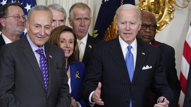 Biden meets with congressional leaders to discuss year-end agenda