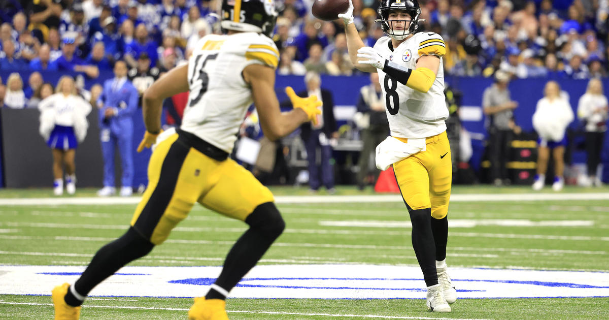 November 28, 2022, Indianapolis, Indiana, U.S: Pittsburgh Steelers  quarterback Kenny Pickett (8) rolls out with the ball during the game  between the Pittsburgh Steelers and the Indianapolis Colts at Lucas Oil  Stadium