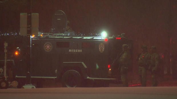 man-barricaded-in-boulder-frame-883.jpg 