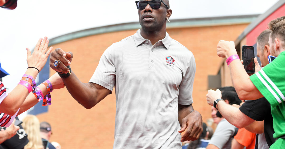 Terrell Owens allegedly defends fan by fighting heckler outside a CVS