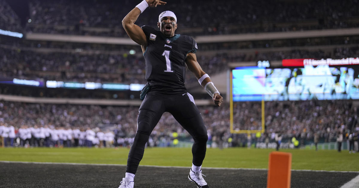 Philadelphia Eagles quarterback Jalen Hurts runs with the football to  News Photo - Getty Images