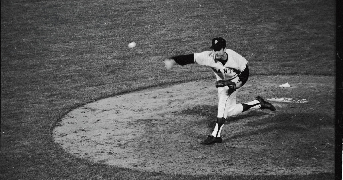 Gaylord Perry, two-time Cy Young winner and master of the spitball, dies at  84 - CBS News
