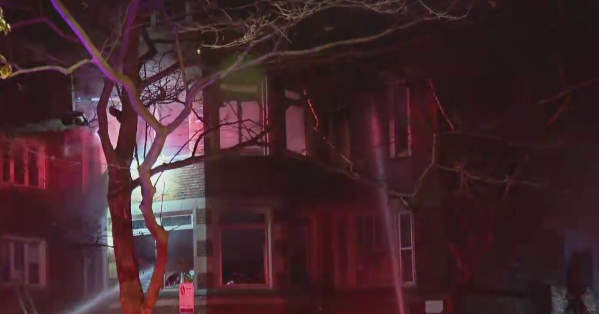 Woman in critical condtion after apartment fire in Hyde Park - CBS Chicago