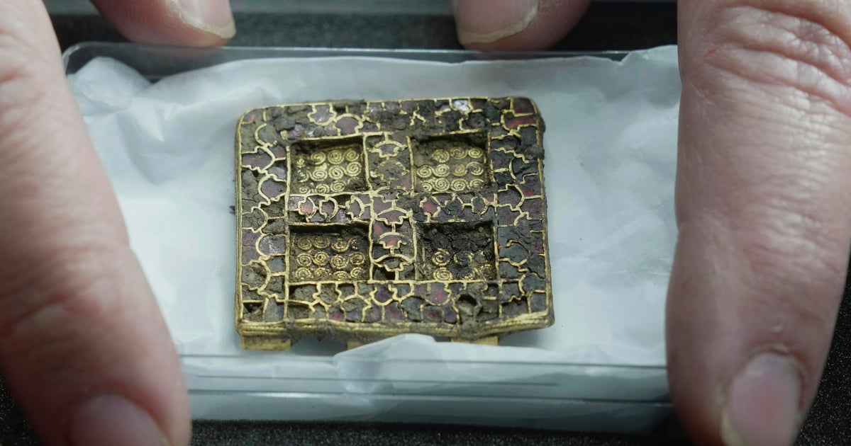 Archaeologists find unique luxury goods in medieval graves