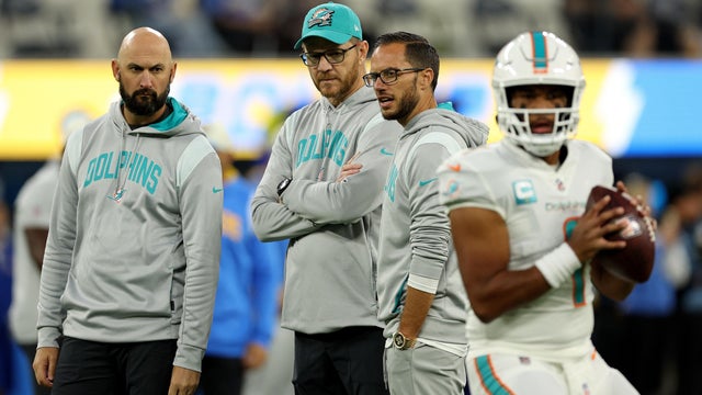 Mike McDaniel watches Tua Tagovailoa 