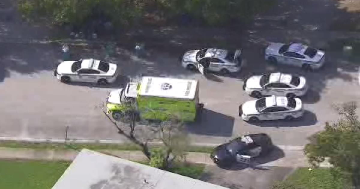 2 suspects sought immediately after double shooting in Miami-Dade County that hurt 2 gals, police say