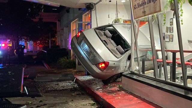 driver-crashes-into-suzie-burger.jpg 