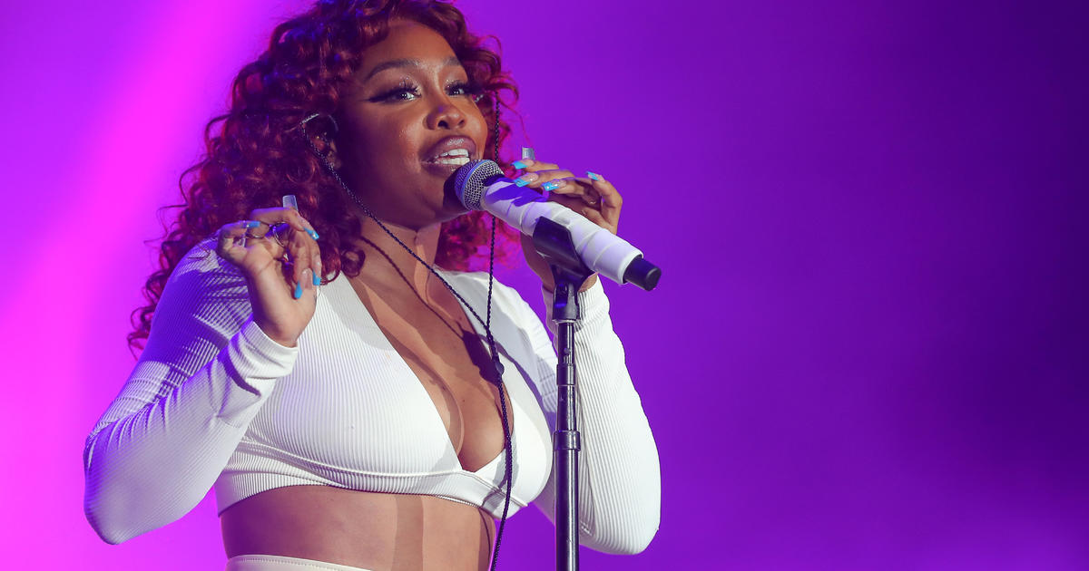 SZA performs 'SOS' at United Center in Chicago with Omar Apollo