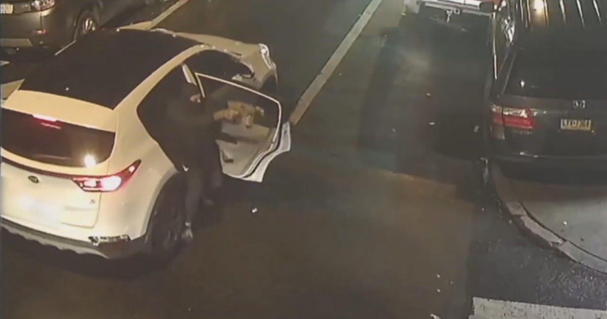 Video shows suspect who gunned down 2 men in Philadelphia - CBS ...