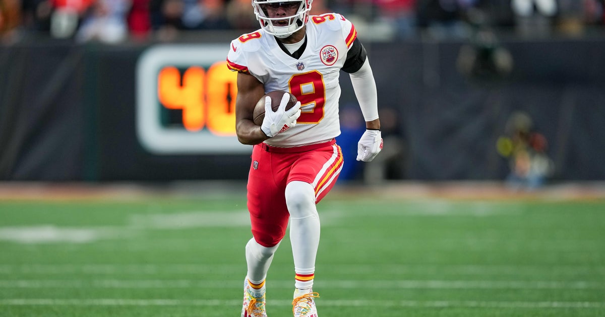 NFL star JuJu Smith-Schuster covers nearly $10,000 in layaway balances at  Kansas City store - CBS News