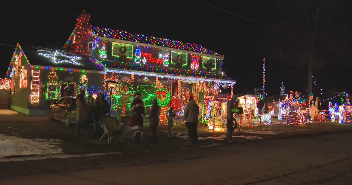 After their own hardships, Billerica family continues holiday light