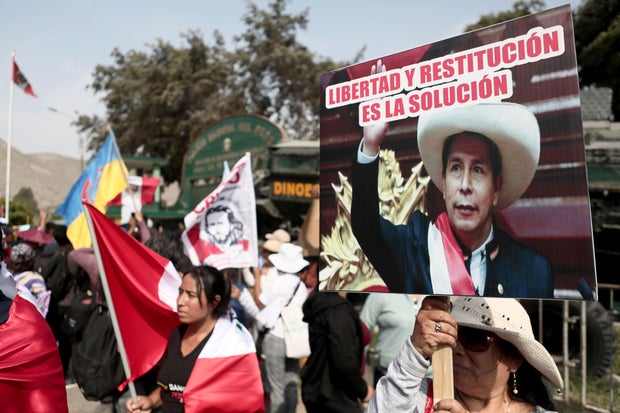 Followers of Pedro Castillo arrive on the outskirts of Diroes