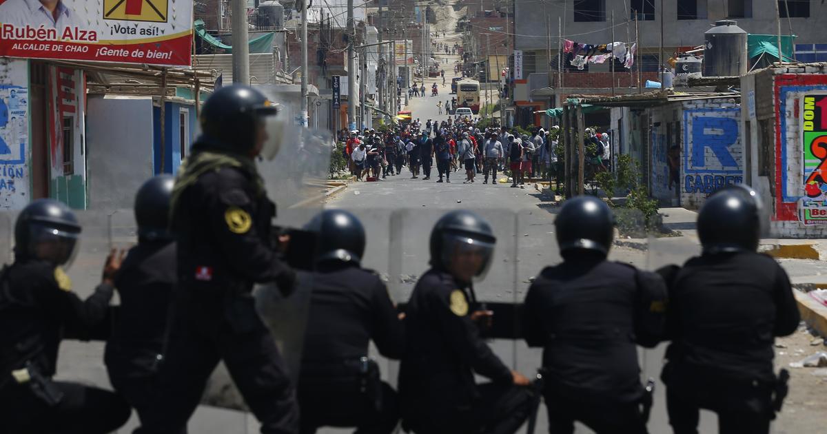15 killed in protest riots in Peru over the fate of the detained, deposed president