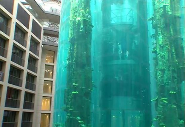 aqua-dom-berlin-elevator-aquarium.jpg 