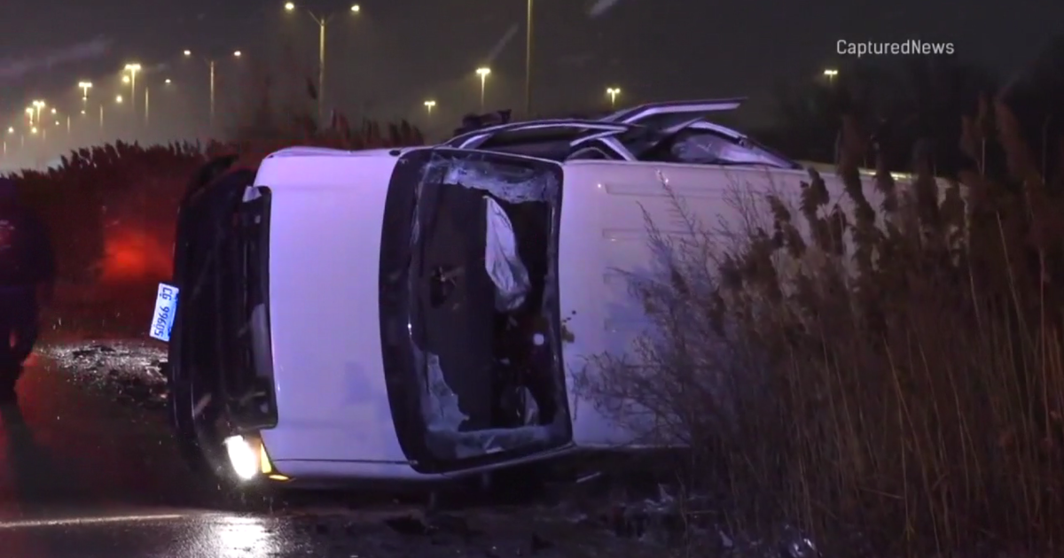 Multiple cars involved in crash on Far South Side - CBS Chicago