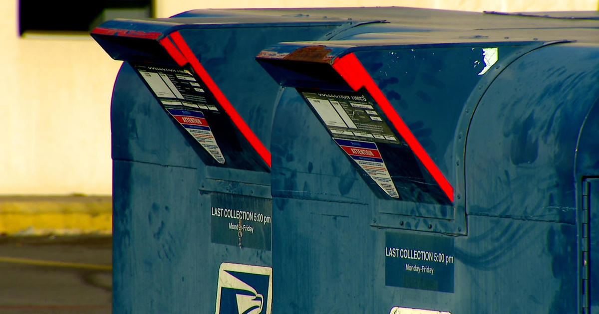 Avoid mailing your checks, experts warn. Here’s what’s going on with the USPS.