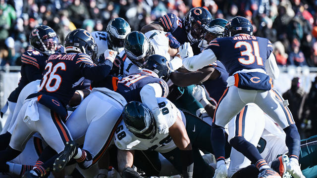 Hurts runs for 3 TDs as Eagles squeeze by Bears 25-20 - The San